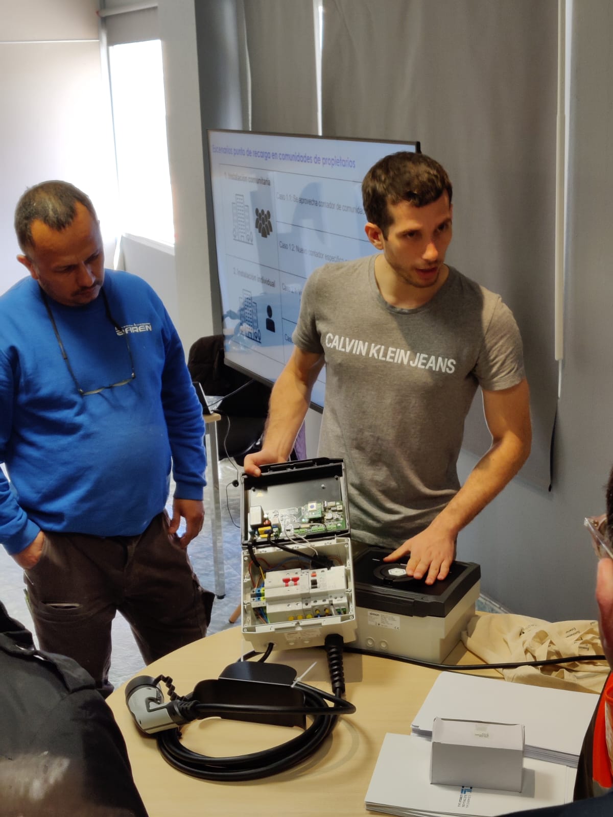 Interesante formaci&oacute;n sobre Cargadores El&eacute;ctricos y Fotovoltaica, Distribuci&oacute;n material el&eacute;ctrico y fontaneria en Barcelona