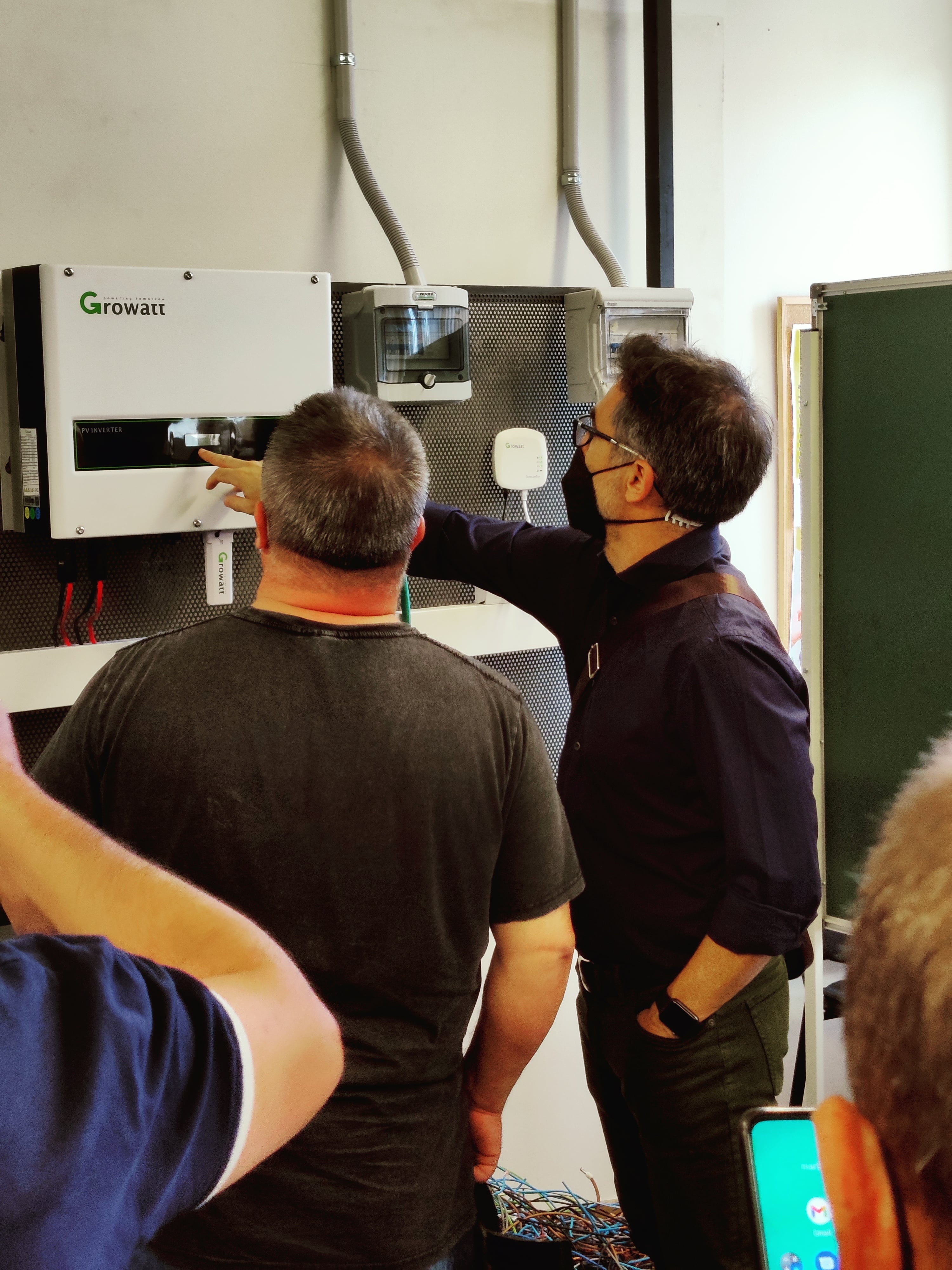 IMPULSA TU NEGOCIO CON LA ENERGÍA SOLAR FOTOVOLTAICA DOMÉSTICA, Distribución material eléctrico y fontaneria en Barcelona