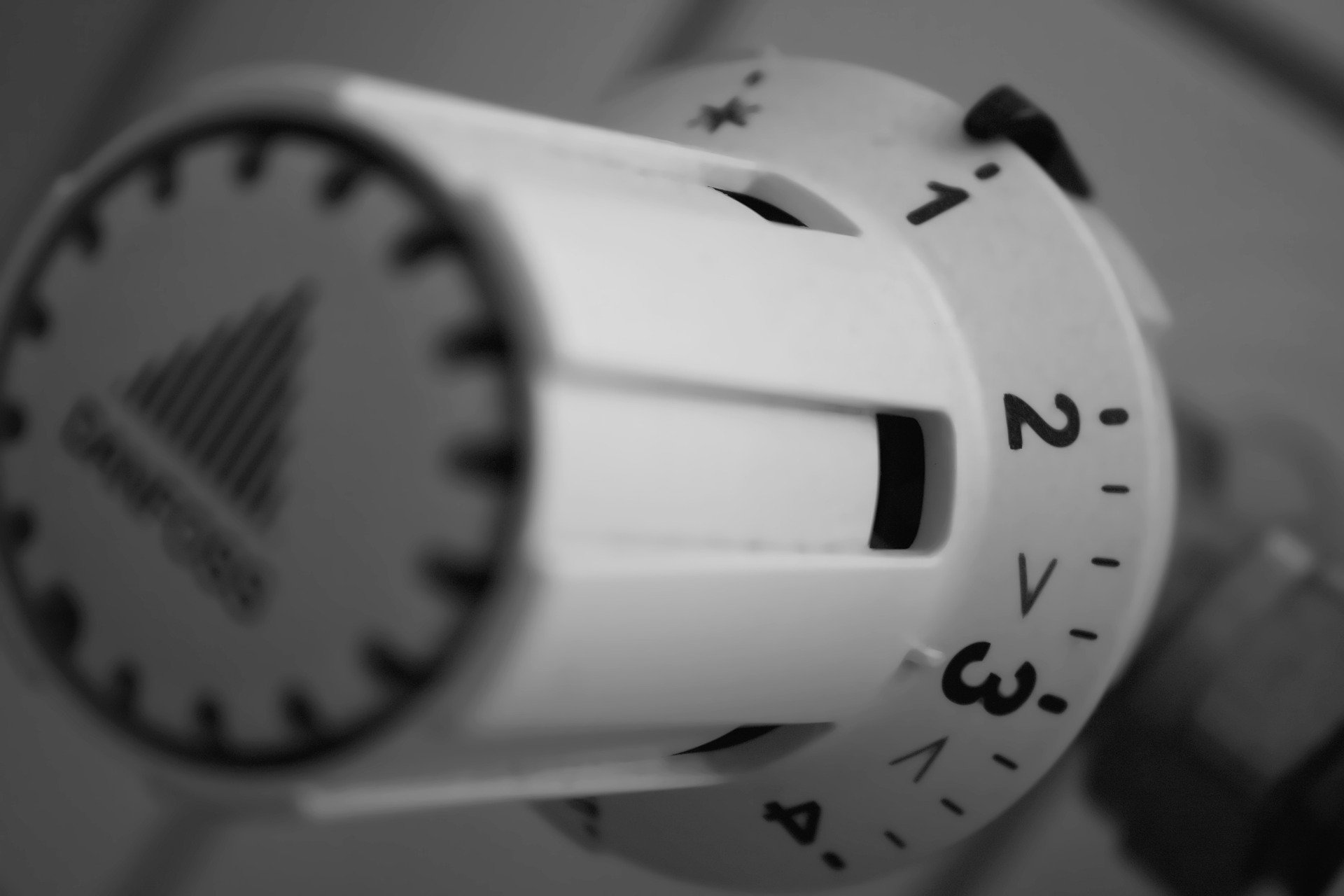 Ahorra calefacción sin pasar frío, Distribución material eléctrico y fontaneria en Barcelona