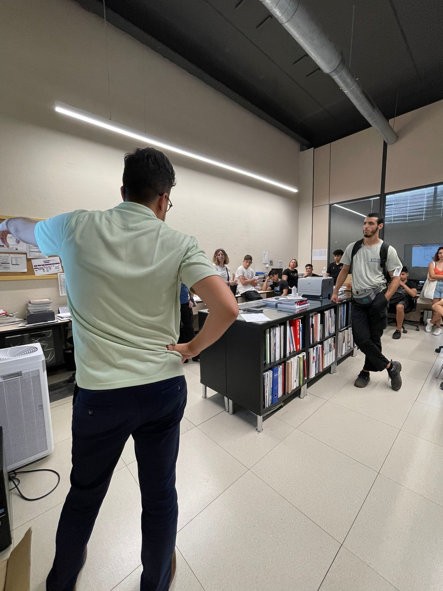Visita a Cell de los alumnos de l'Escola de Treball, Distribución material eléctrico y fontaneria en Barcelona