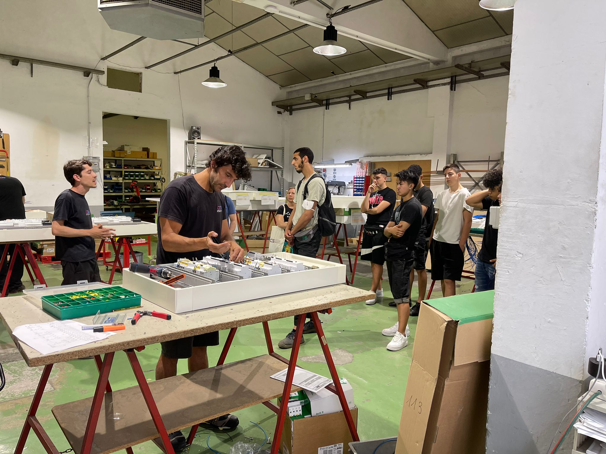 Visita a Cell de los alumnos de l'Escola de Treball, Distribución material eléctrico y fontaneria en Barcelona