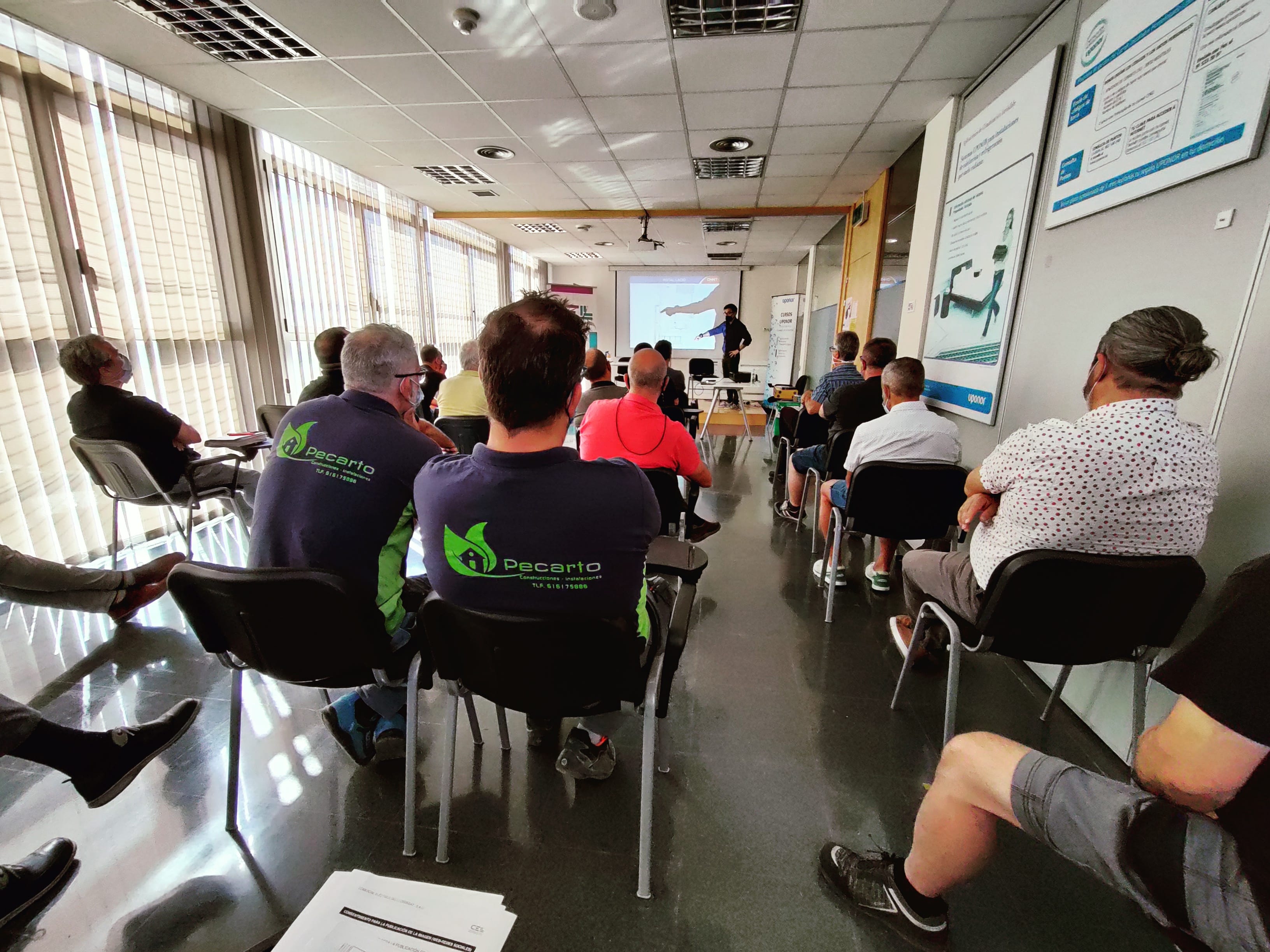 IMPULSA TU NEGOCIO CON LA ENERGÍA SOLAR FOTOVOLTAICA DOMÉSTICA, Distribución material eléctrico y fontaneria en Barcelona