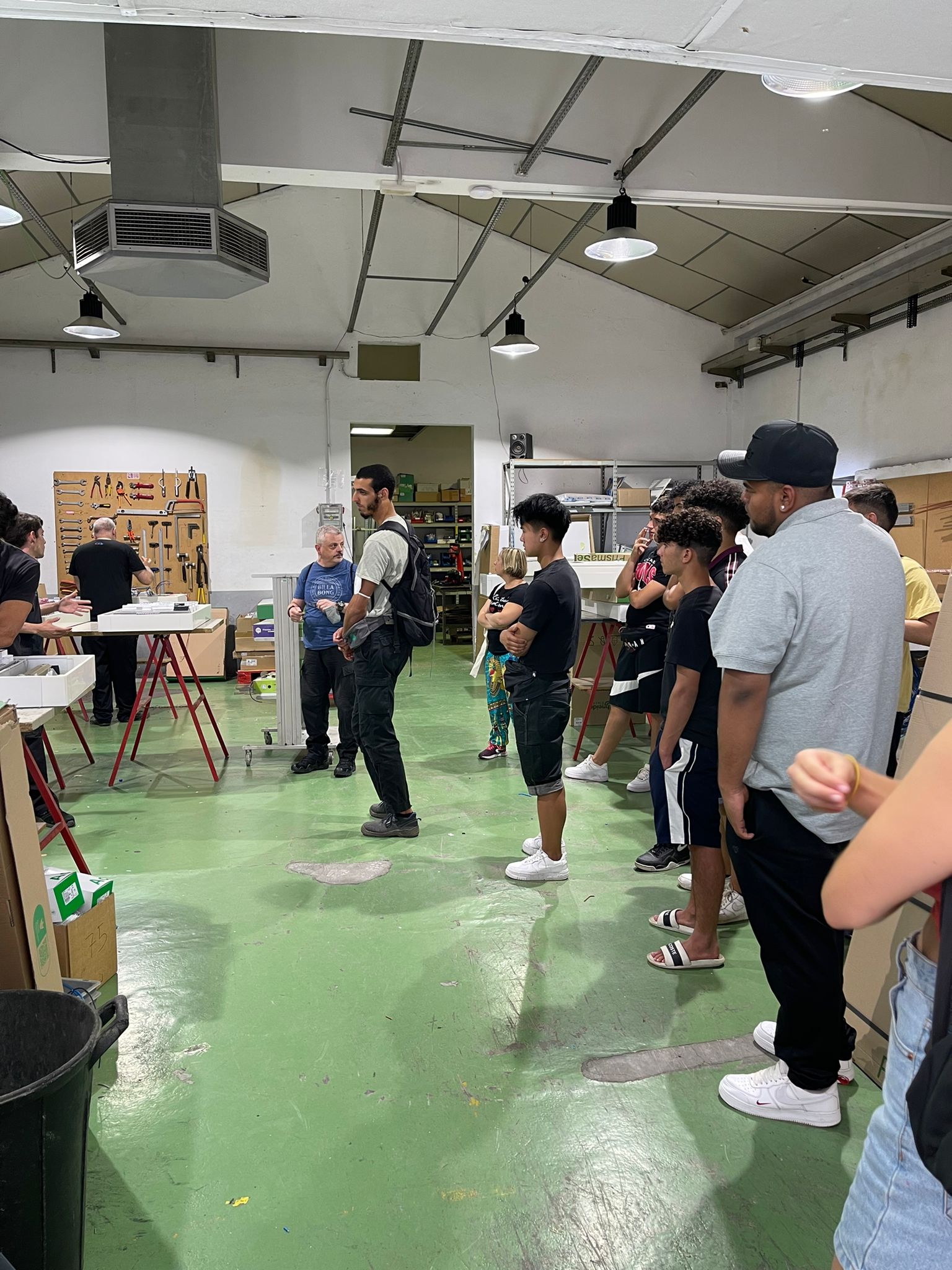 Visita a Cell de los alumnos de l'Escola de Treball, Distribución material eléctrico y fontaneria en Barcelona
