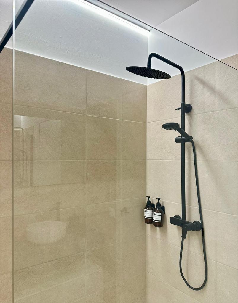 Reforma completa con CELL, Distribución material eléctrico y fontaneria en Barcelona