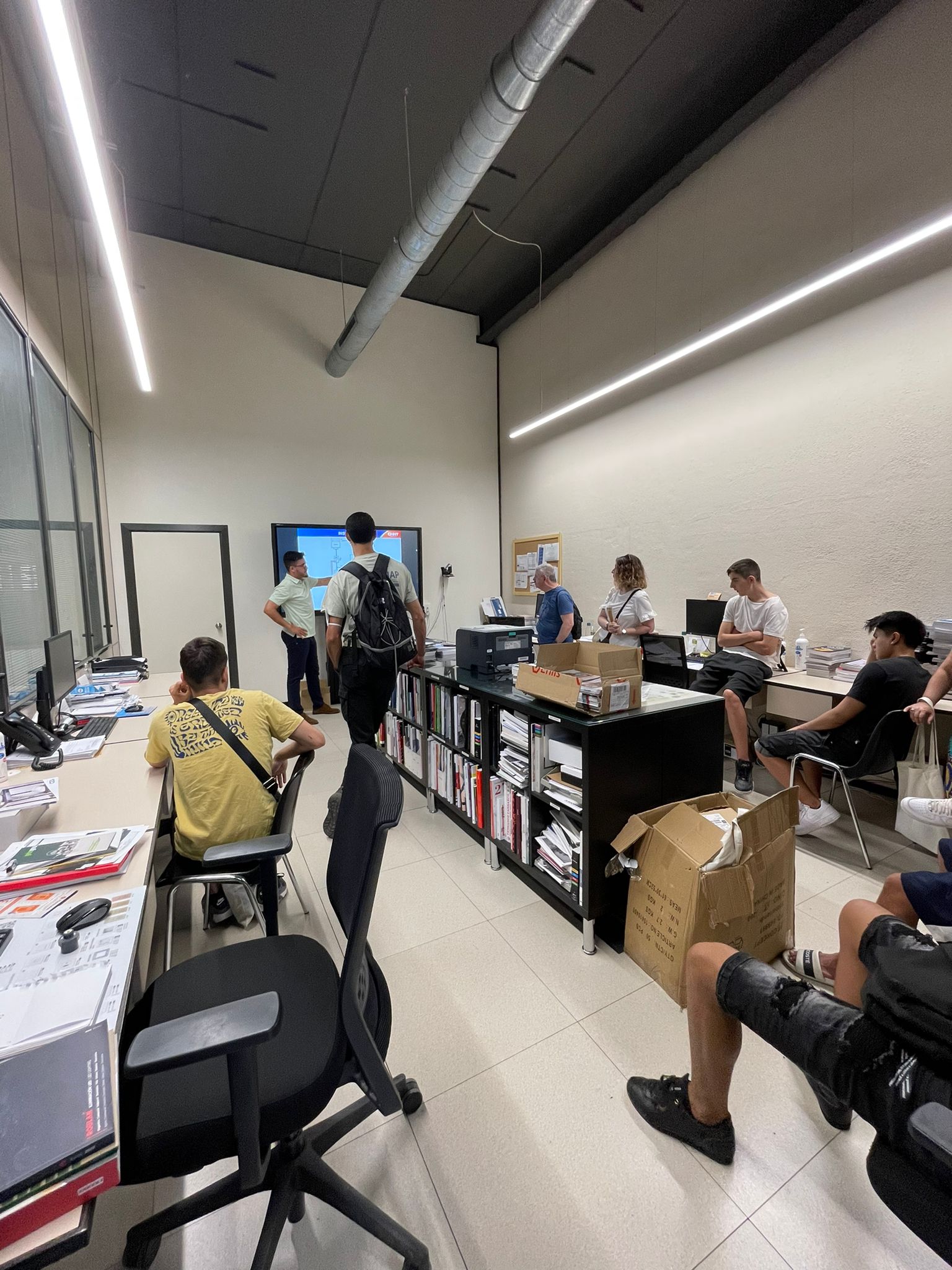 Visita a Cell de los alumnos de l'Escola de Treball, Distribución material eléctrico y fontaneria en Barcelona