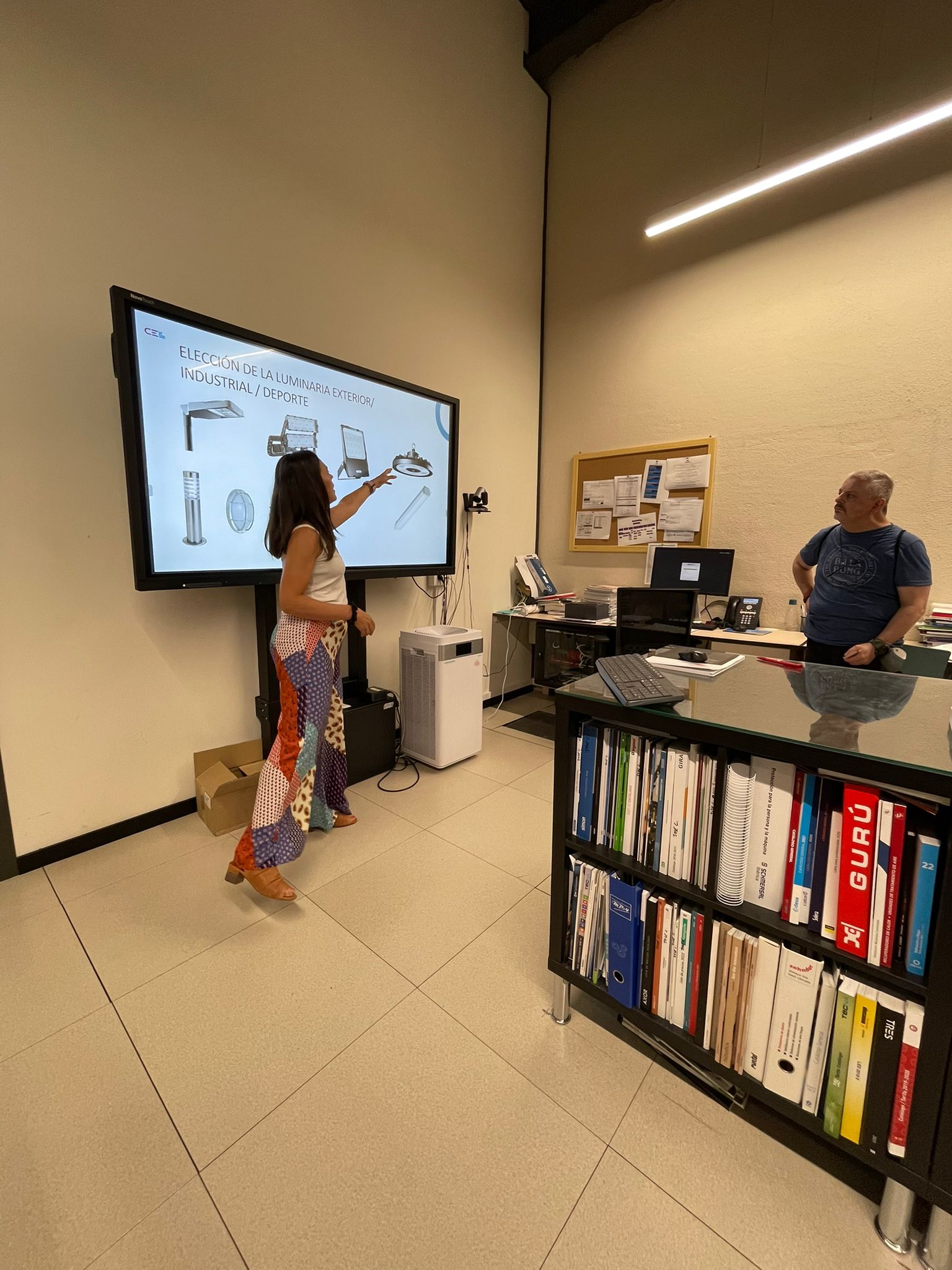 Visita a Cell de los alumnos de l'Escola de Treball, Distribución material eléctrico y fontaneria en Barcelona