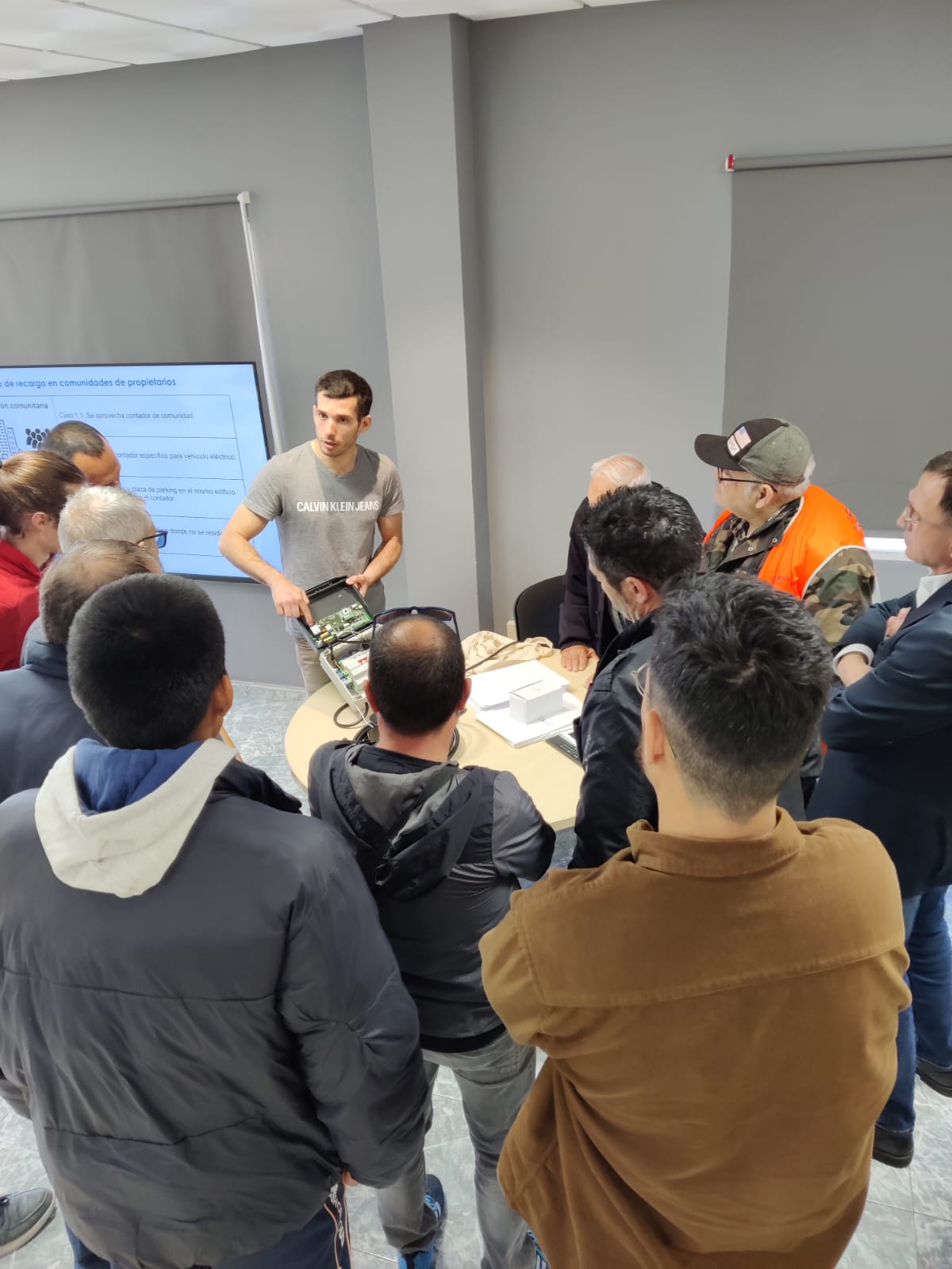 Interesante formaci&oacute;n sobre Cargadores El&eacute;ctricos y Fotovoltaica, Distribuci&oacute;n material el&eacute;ctrico y fontaneria en Barcelona