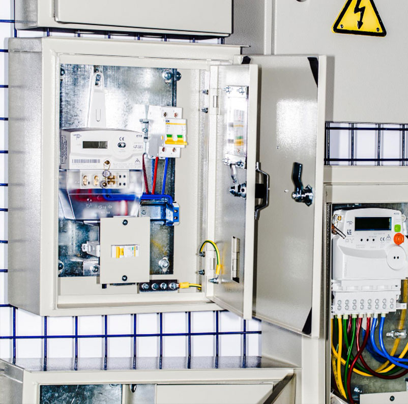 Servicios, Distribución material eléctrico y fontaneria en Barcelona