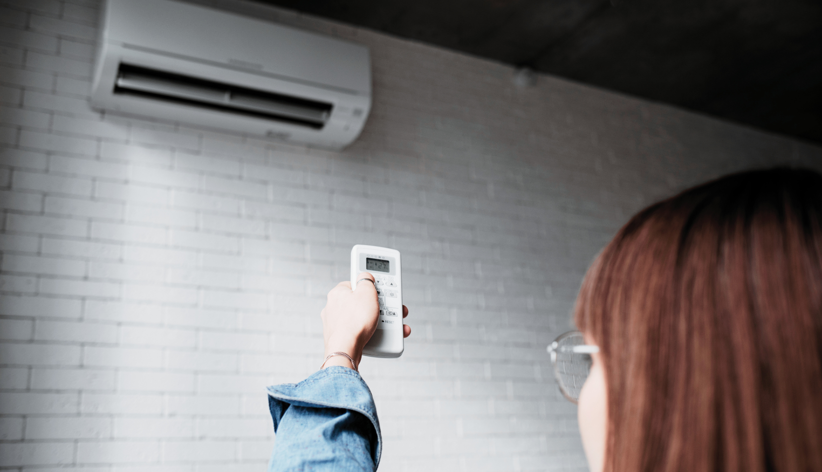 Aire acondicionado Mujer configurando aire