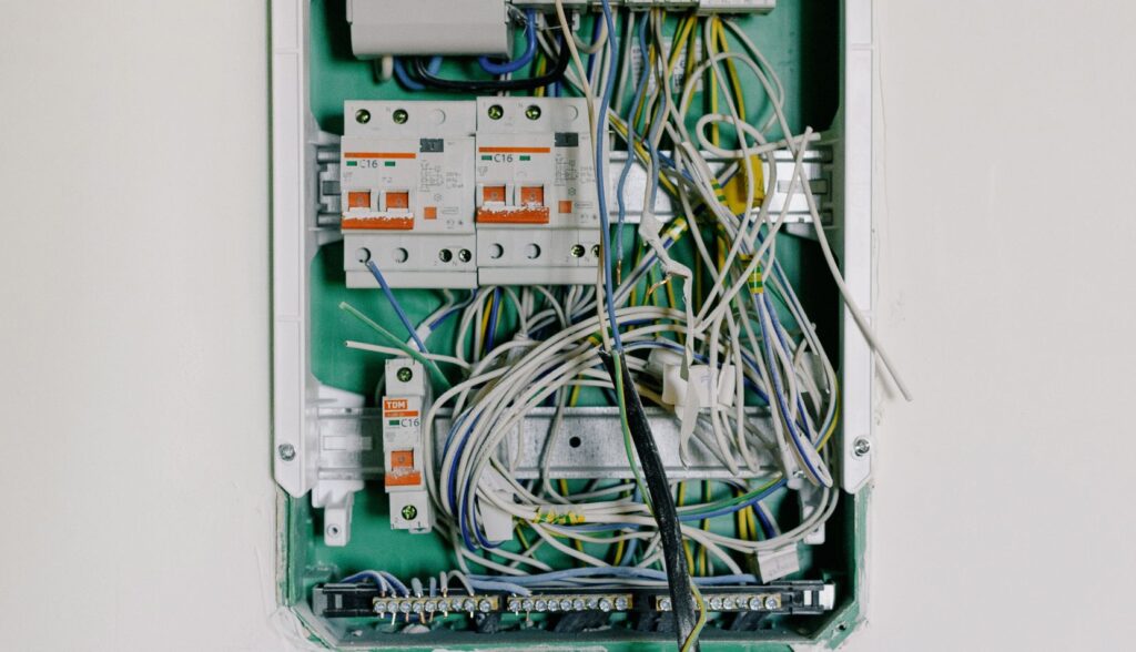 Cuadro eléctrico abierto mostrando diferenciales y magnetotérmicos organizados