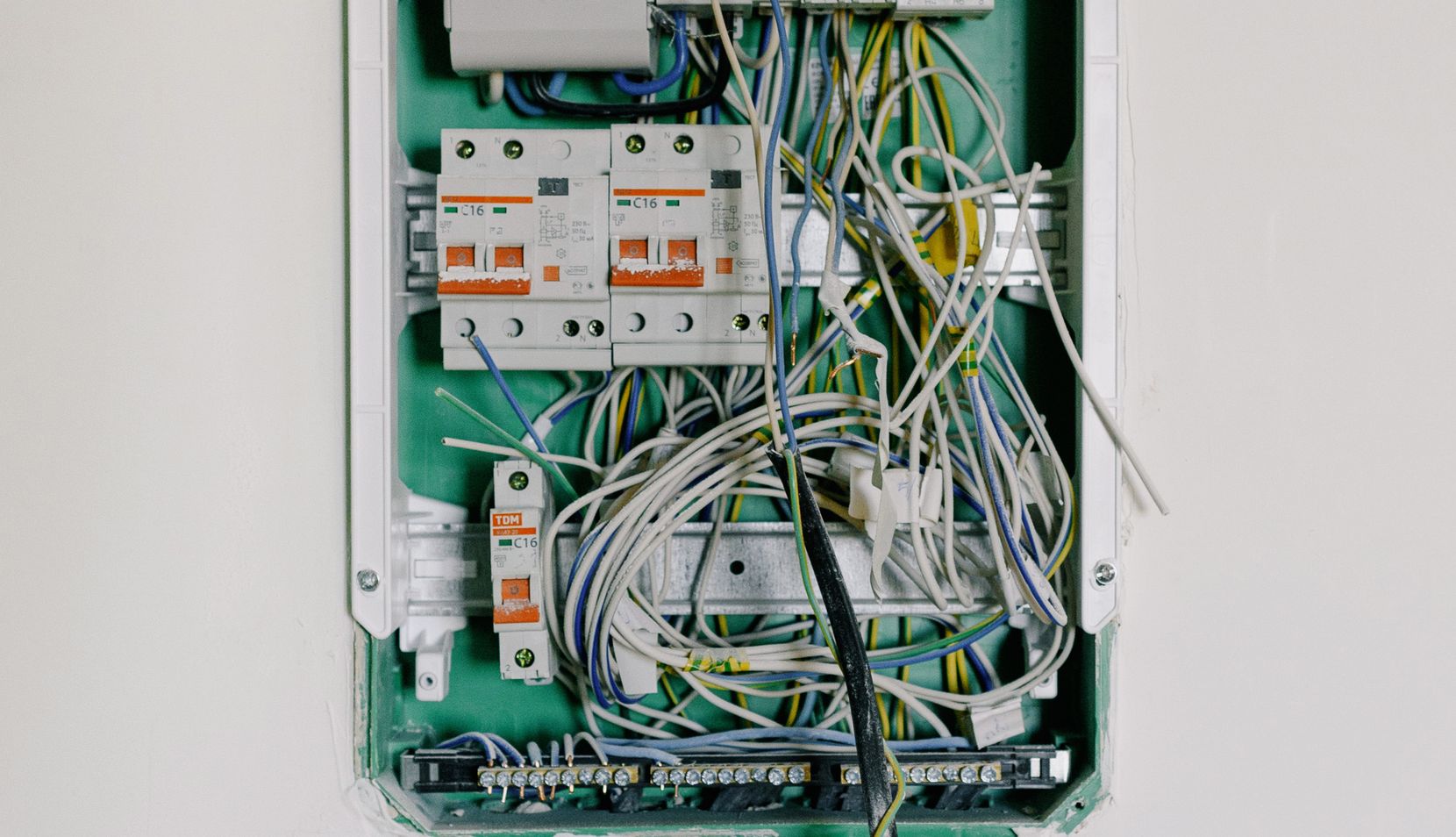 Cómo Diseñar Un Cuadro Eléctrico Portada Cuadro eléctrico abierto mostrando diferenciales y magnetotérmicos organizados