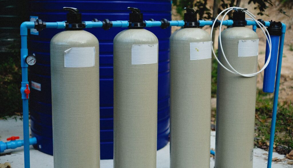 Sistema de descalcificación de agua con varios tanques industriales