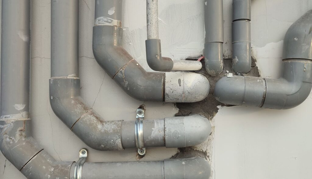 Tuberías de fontanería instaladas en pared con abrazaderas