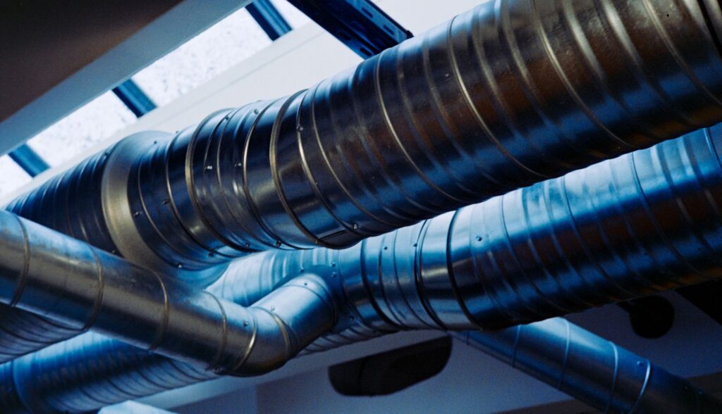 Conductos de ventilación mecánica controlada instalados en techo